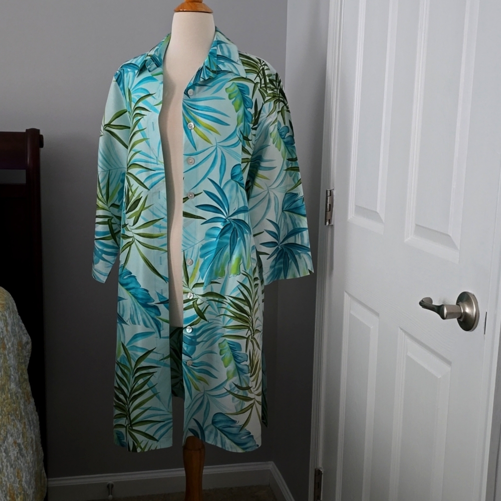 Multi color mid sleeve length jacket.
